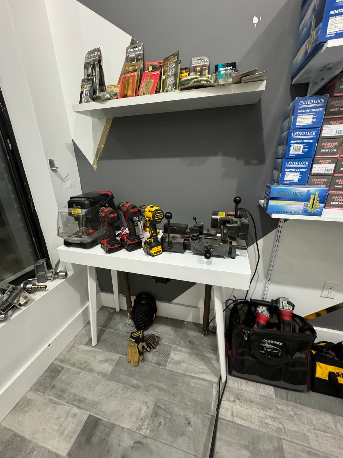 Key-cutting bench with duplicators and drills