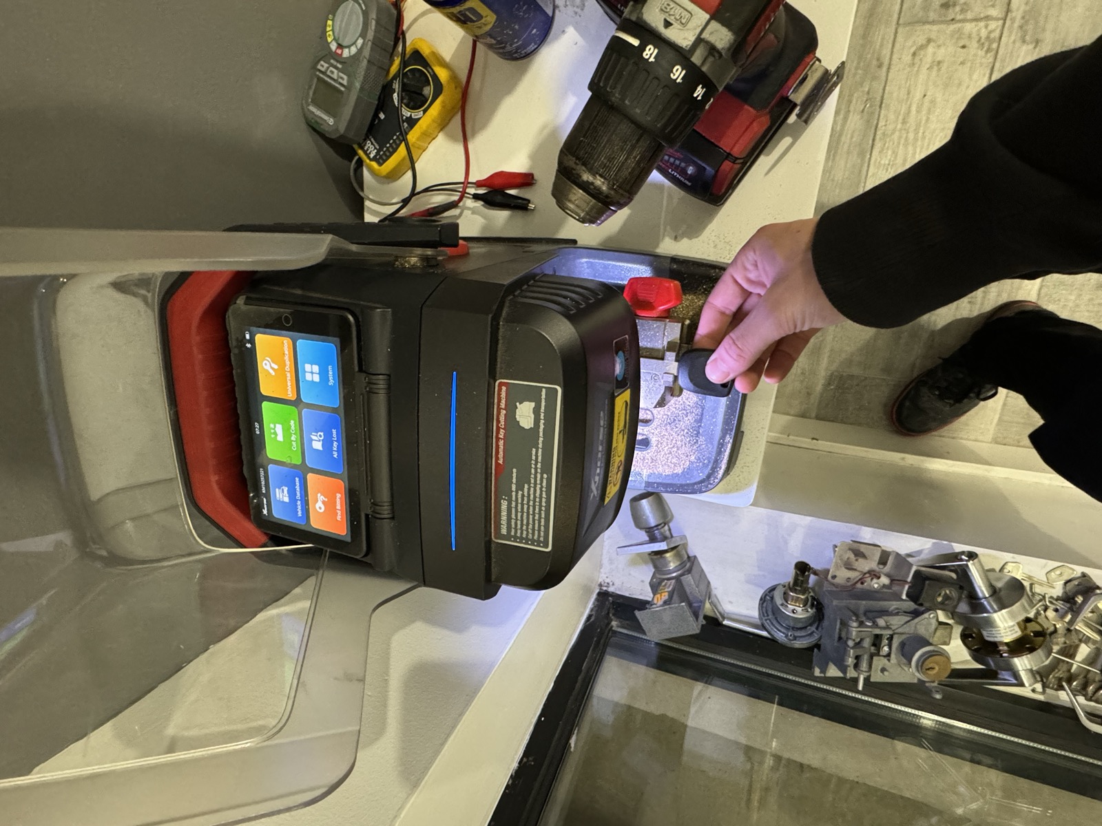 Xhorse automatic key-cutting machine cutting a key